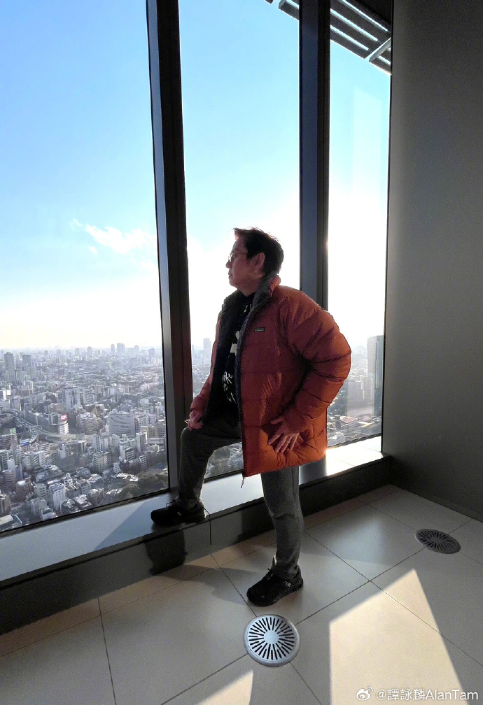 谭咏麟俯望东京靓景。