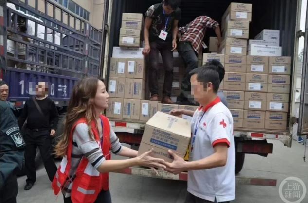 在李玟过身后，网民公开珍贵照片，显示她曾带「一卡车奶粉」到四川赈灾。 