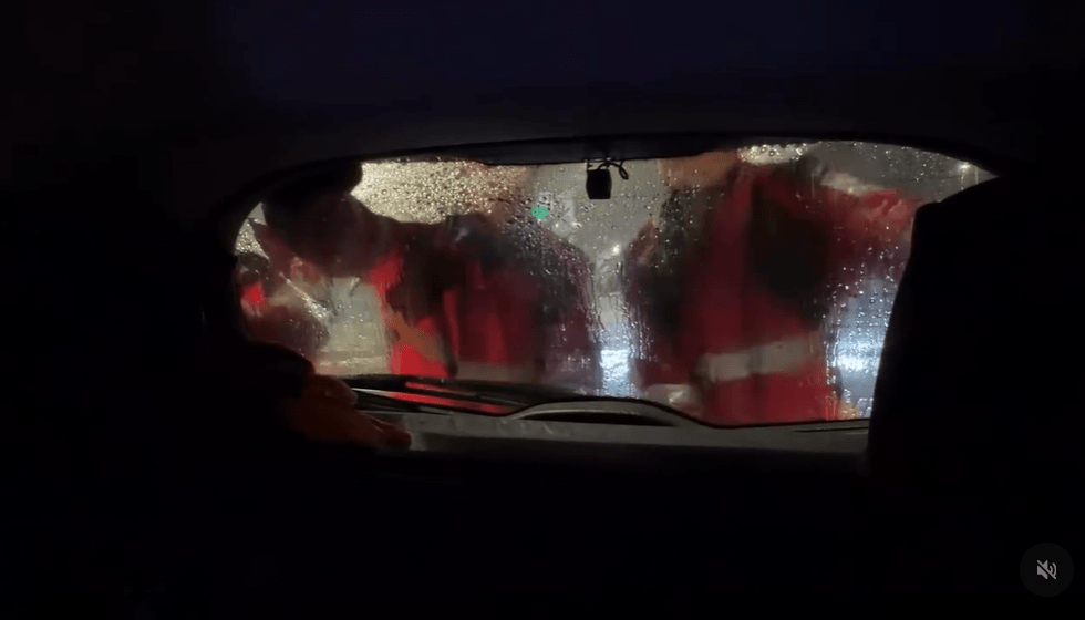 4名消防員為事主推車。Threads影片截圖