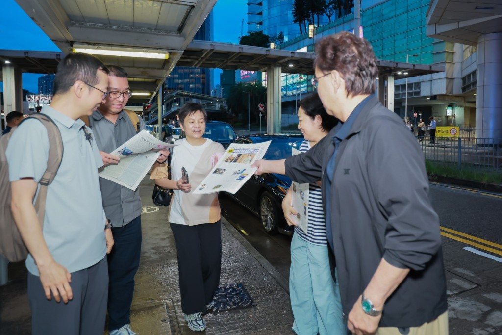 校長巧遇歌迷還親自向他們派發《阿倫日報》。 校長巧遇歌迷還親自向他們派發《阿倫日報》。