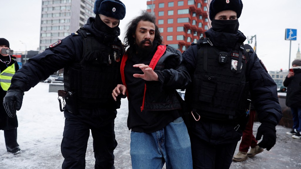 参加纳瓦尔尼悼念活动的人在莫斯科被捕。 路透社
