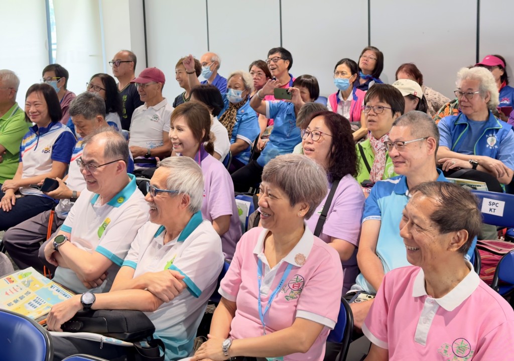 44名完成課程的耆樂警訊會員今日正式獲委任為首批「耆樂科技隊長」。 44名完成課程的耆樂警訊會員今日正式獲委任為首批「耆樂科技隊長」。