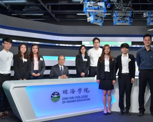 張建宗到訪屯門區,行程從珠海學院位於區內的新校舍開始。