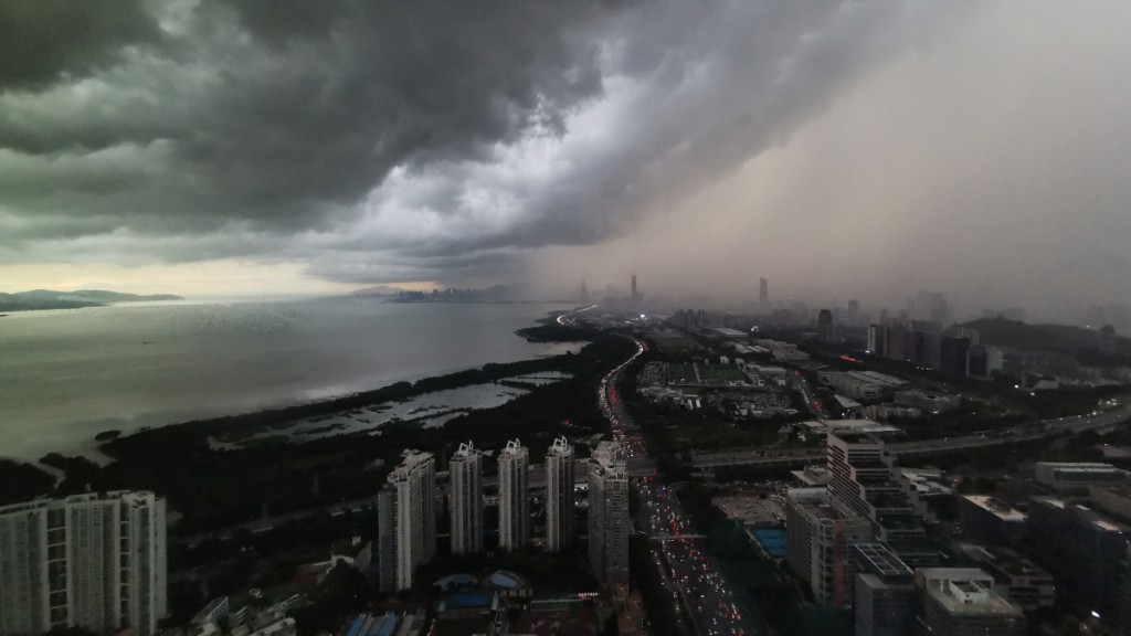 深圳周末起會再出現強對流天氣，港人北上或迎來暴雨。微博