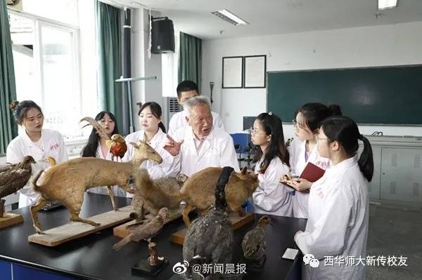 胡錦矗先生退休後，依然每天在辦公室工作，也依然會到實驗室給學生講授知識。網圖