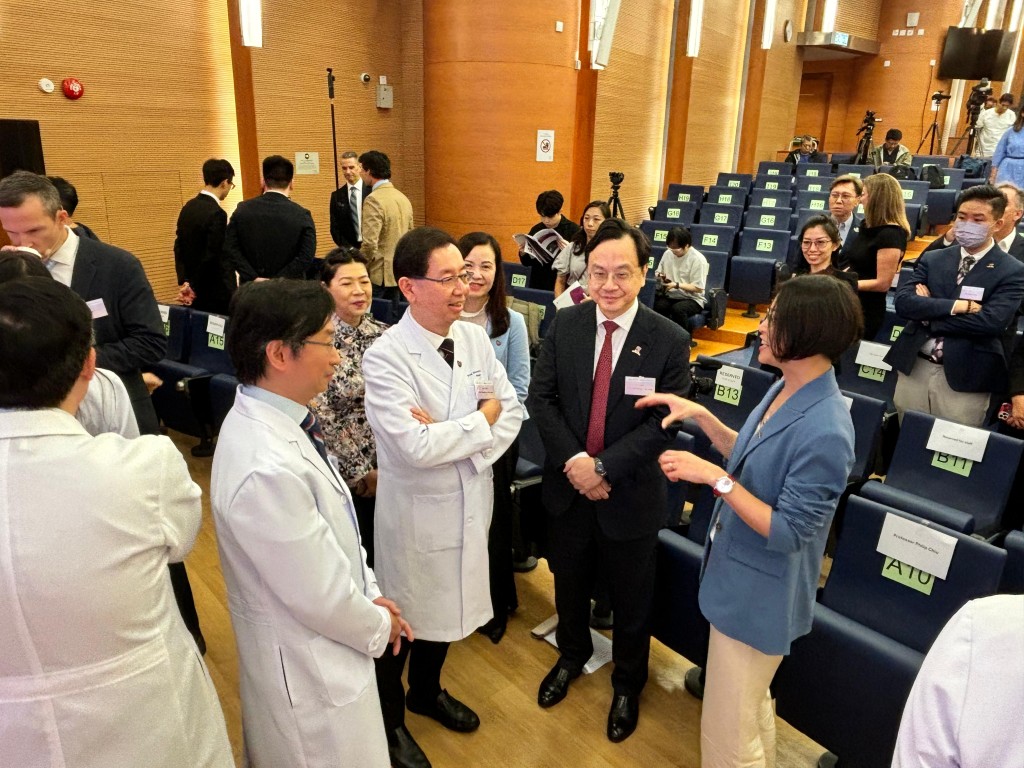 候任校長盧煜明也有到場,與中大團隊及研發系統團隊交流。 候任校長盧煜明也有到場,與中大團隊及研發系統團隊交流。