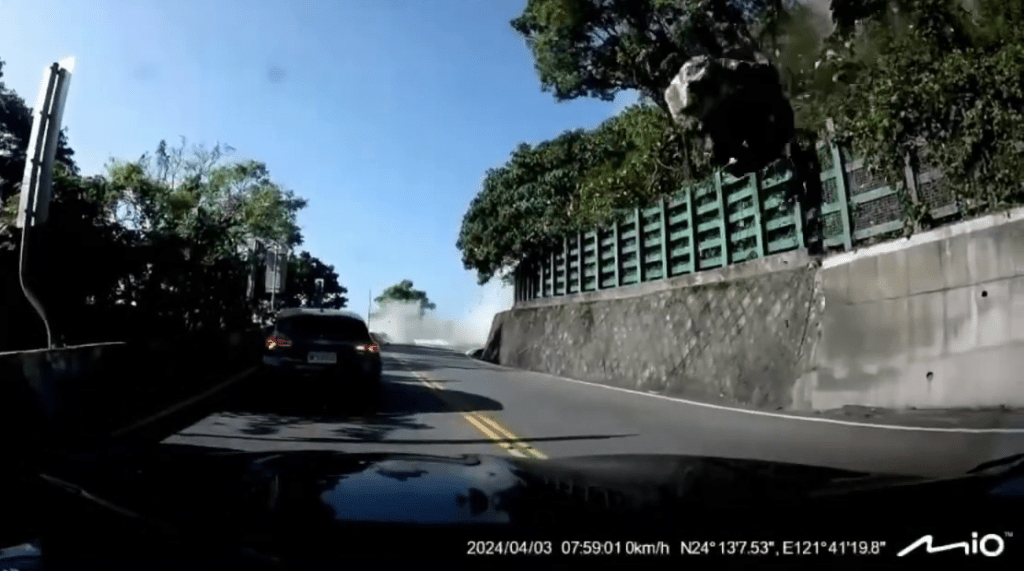 網上流傳車cam畫面，蘇花公路蘇花改出口巨石滾下擊中汽車。（網上圖片）