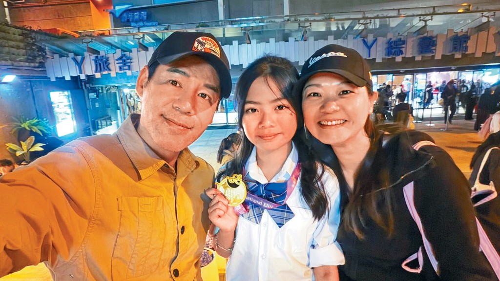 徐榮與太太開心見證愛女「包包」徐心怡奪金。
