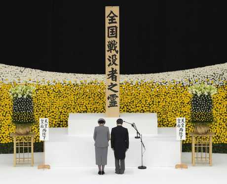 日皇德仁和皇后雅子出席全国战殁者追悼式时默哀。美联社
