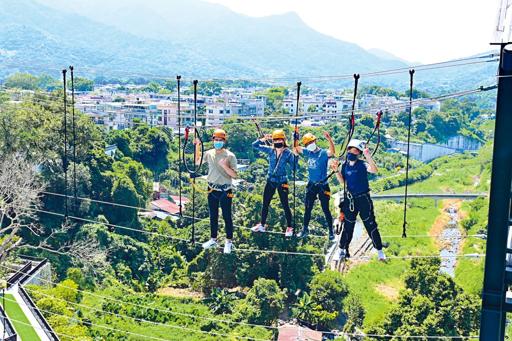 高空绳网阵必须四人合力一起闯关。