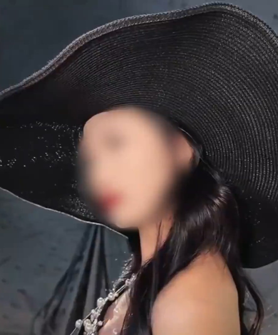 該名女網民盛裝潛入深圳地鐵一隧道地盤打卡。 該名女網民盛裝潛入深圳地鐵一隧道地盤打卡。