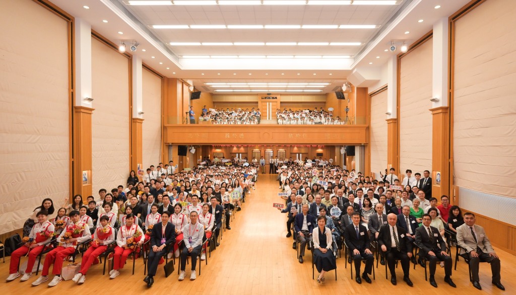 内地奥运健儿代表团与来自十多所学校600多名同学交流。