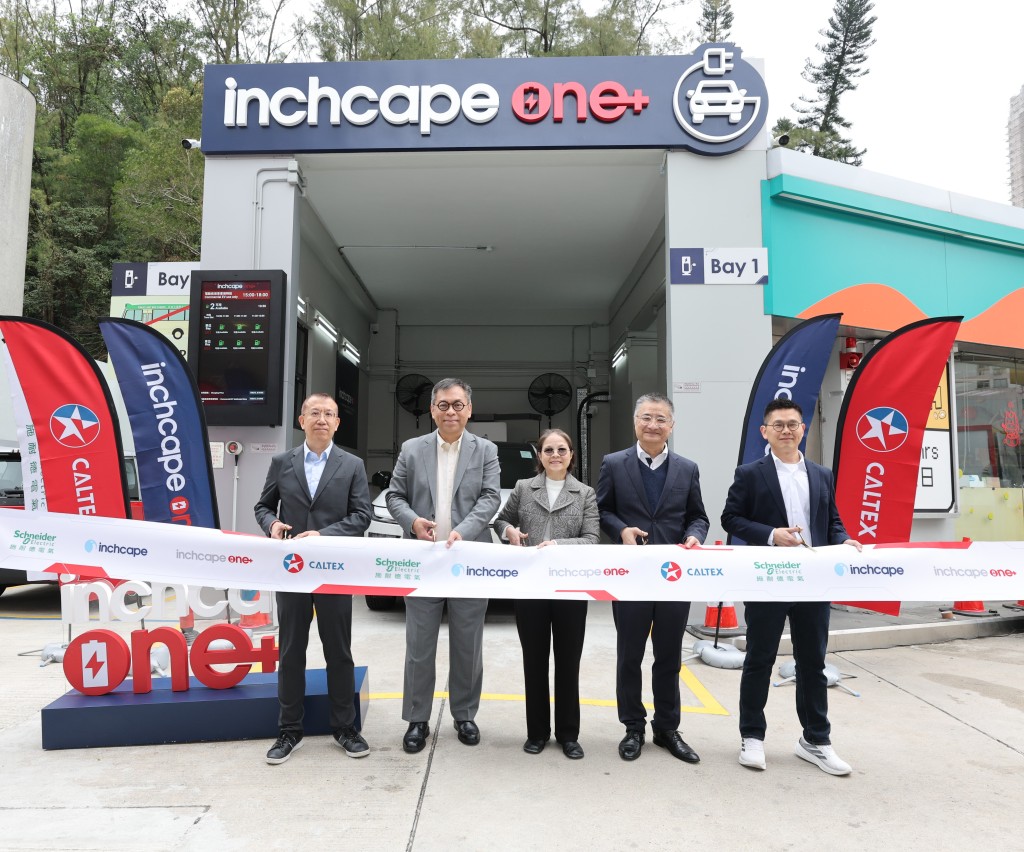 英之傑與加德士全港首個聯營油電站正式啟用：啟動禮由英之傑香港大中華區董事總經理劉啟成主持（左二），主禮嘉賓包括環境及生態局副局長黃淑嫻女士（左三）、雪佛龍香港董事長黃向榮先生（右二）、施耐德電氣香港區總裁趙啟文先生（右一）及中華電力有限公司電動出行總監林浩文先生（左一）