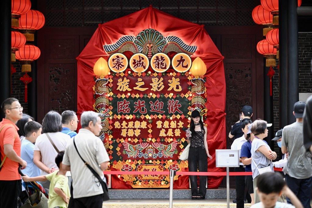 九龍寨城公園推出「九龍城寨光影之旅」,大受市民及旅客歡迎。資料圖片 九龍寨城公園推出「九龍城寨光影之旅」,大受市民及旅客歡迎。資料圖片