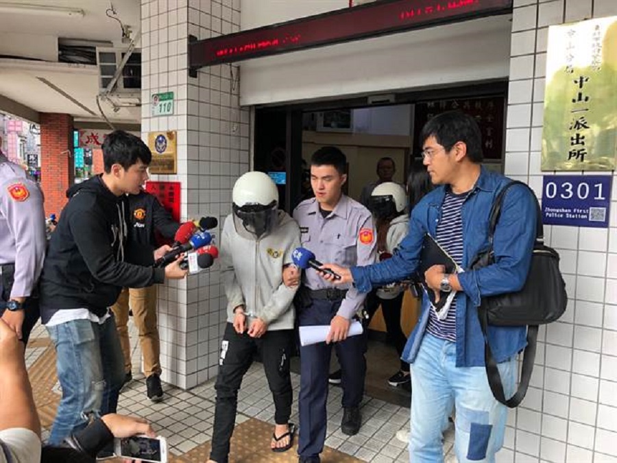 男童疑遭餓死,生母被帶走調查。網上圖片