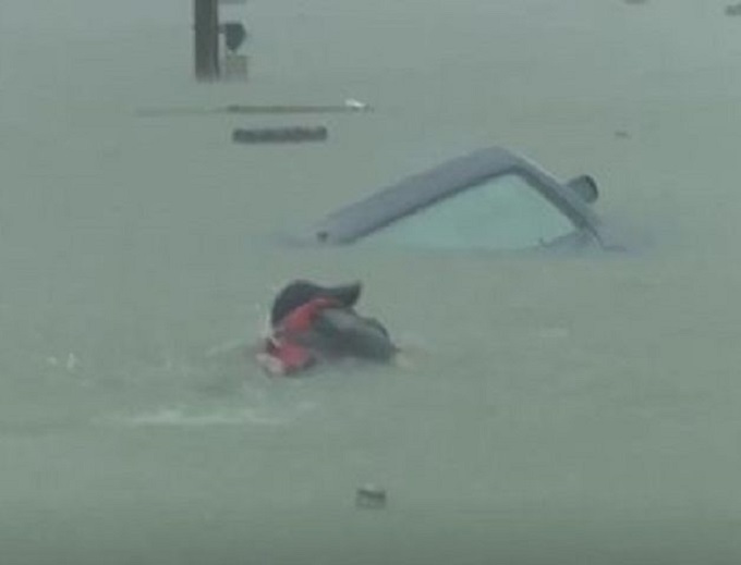 台灣嘉義縣今日傳出有車輛因水淹被困,消防員游泳進行救援。網圖