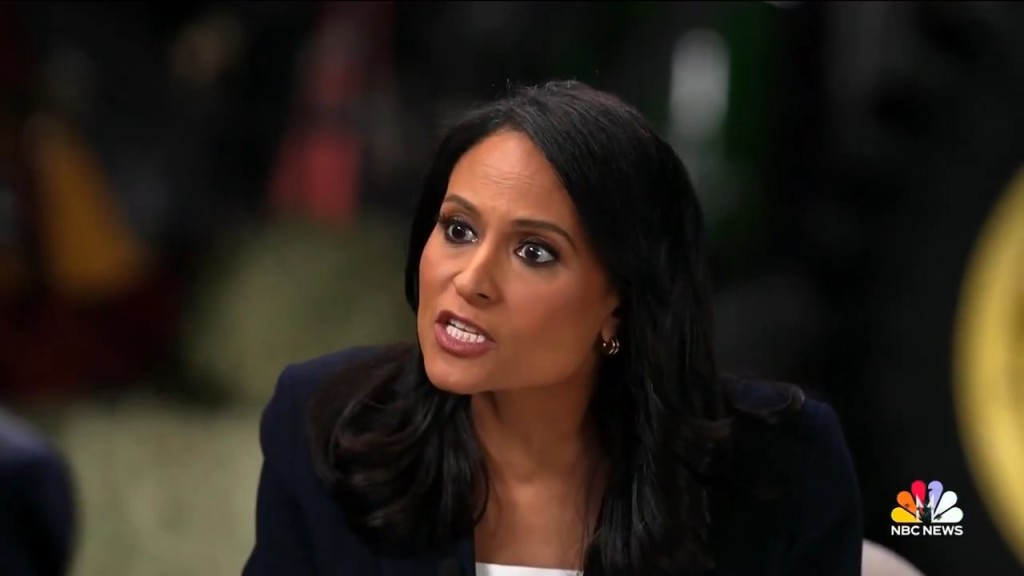 特朗普接受NBC访问时，不满主持人提问内容拆下收音咪提早离开。NBC《MEET THE PRESS》截图