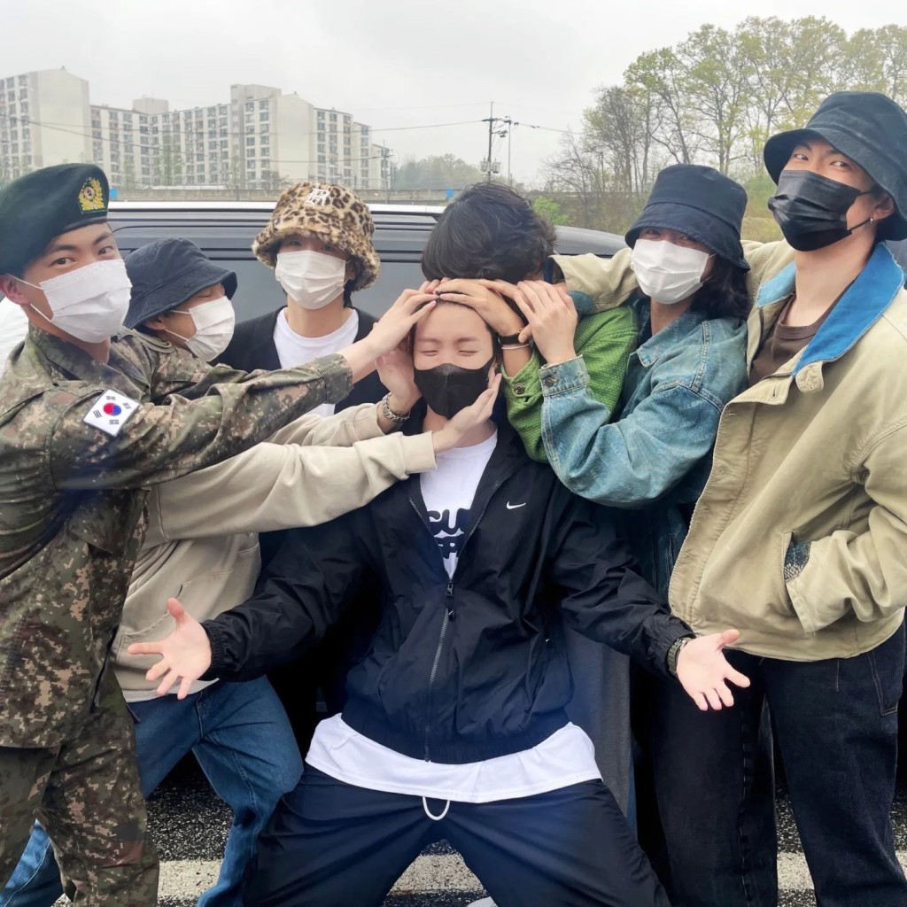 J-Hope（中）獲隊友陪同入軍營。