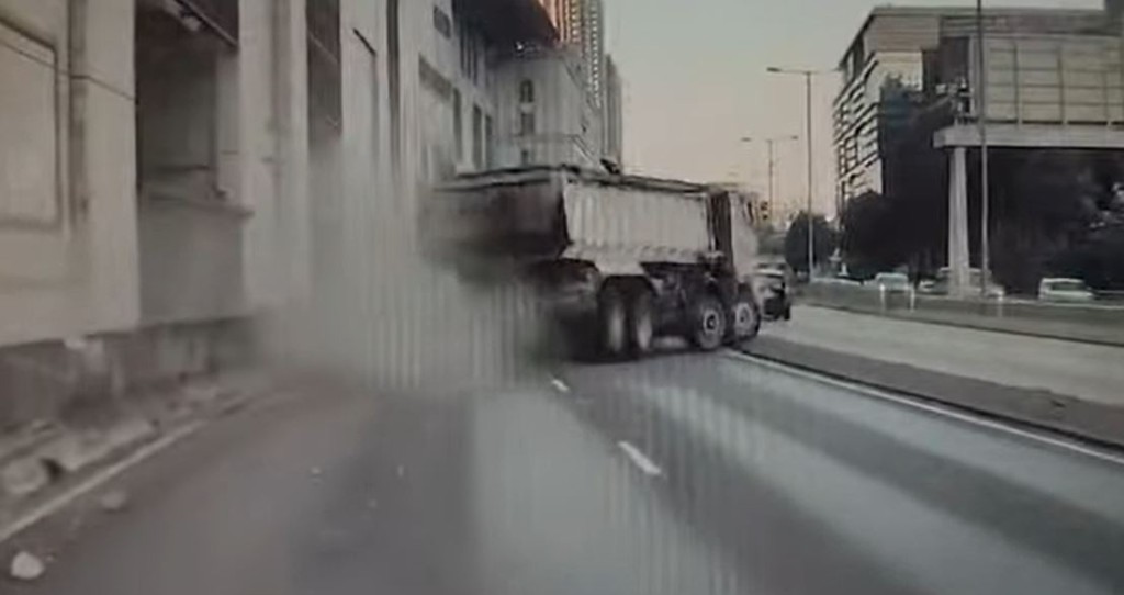 隨後，泥頭車失控再扭向右。