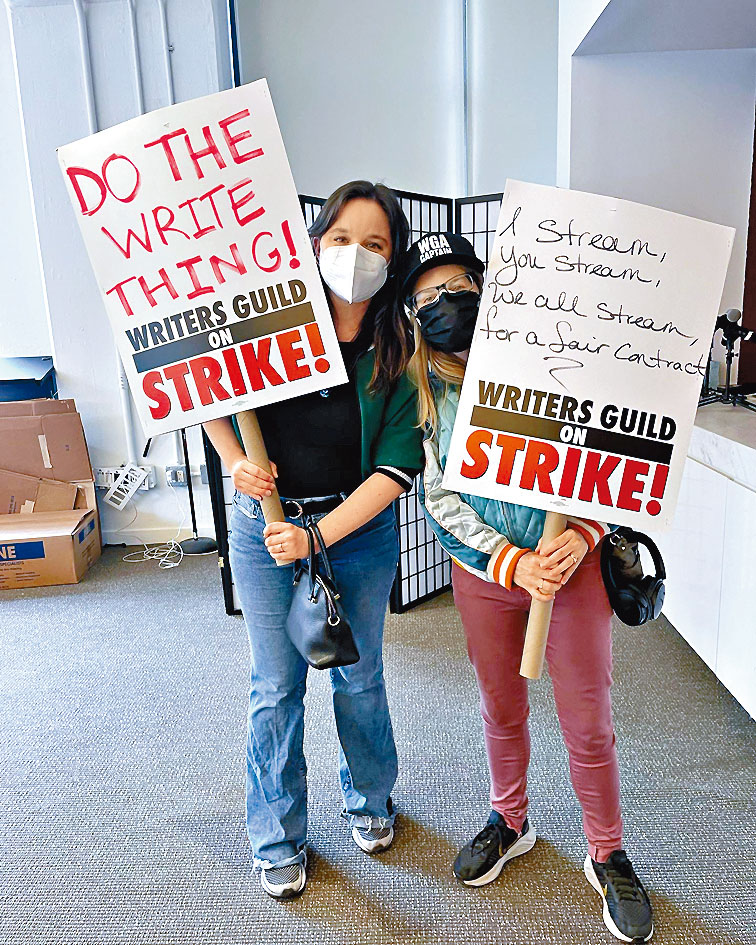 美國編劇工會會員在製作罷工標語牌。