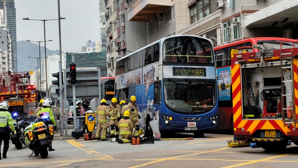 大批消防接報趕至救援。FB：Darren Mak @是日快快-巴士即日相