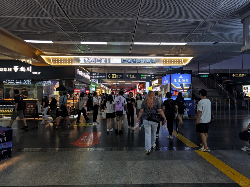 大量港人习惯到深圳消费娱乐，推动深圳口岸成为全国通关人次增长最高地方。小红书