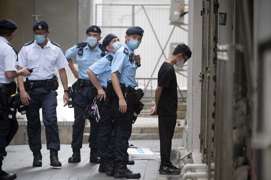 警方在後巷截查市民。