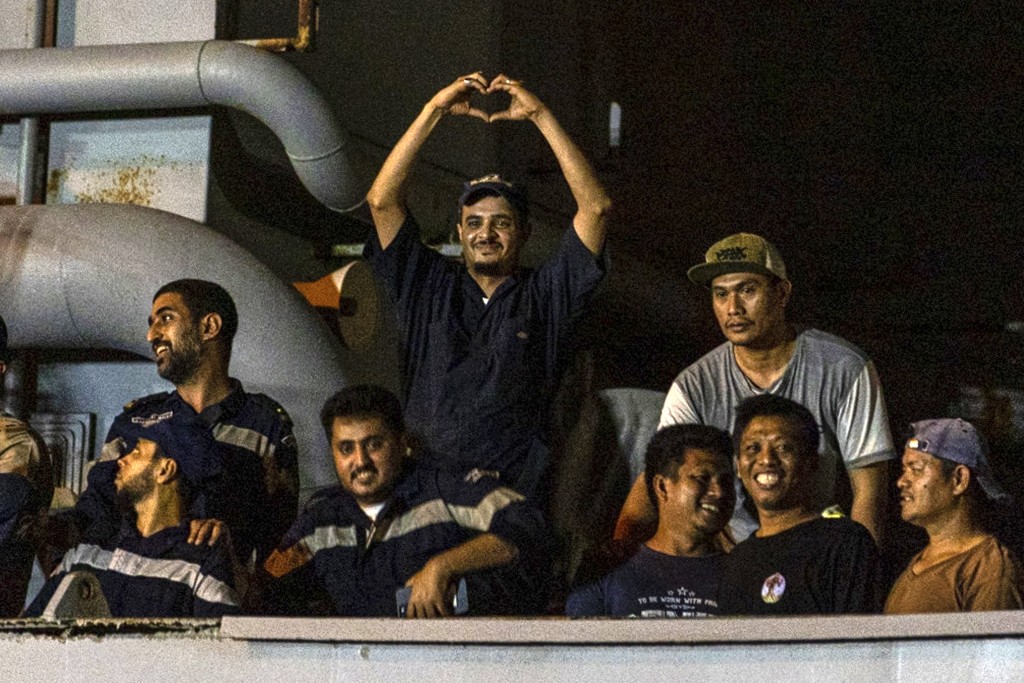 沙特撤僑，沙特皇家海軍船上來自多個國家的撤離人員在抵達沙特阿拉伯吉達港時慶祝。。AP