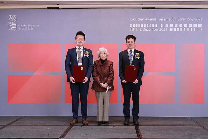 何健（右）与理工大学梁敬池（左），昨获颁今届裘槎前瞻科研大奖。 港大提供