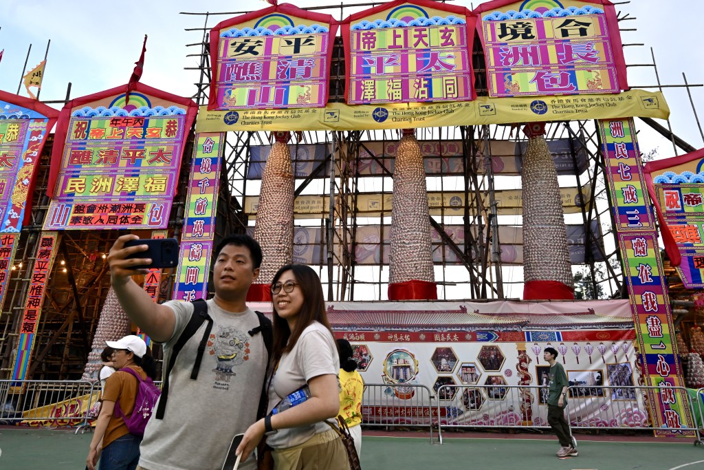 北帝廟遊樂場豎立3座包山,吸引市民遊客打卡。劉駿軒攝 北帝廟遊樂場豎立3座包山,吸引市民遊客打卡。劉駿軒攝