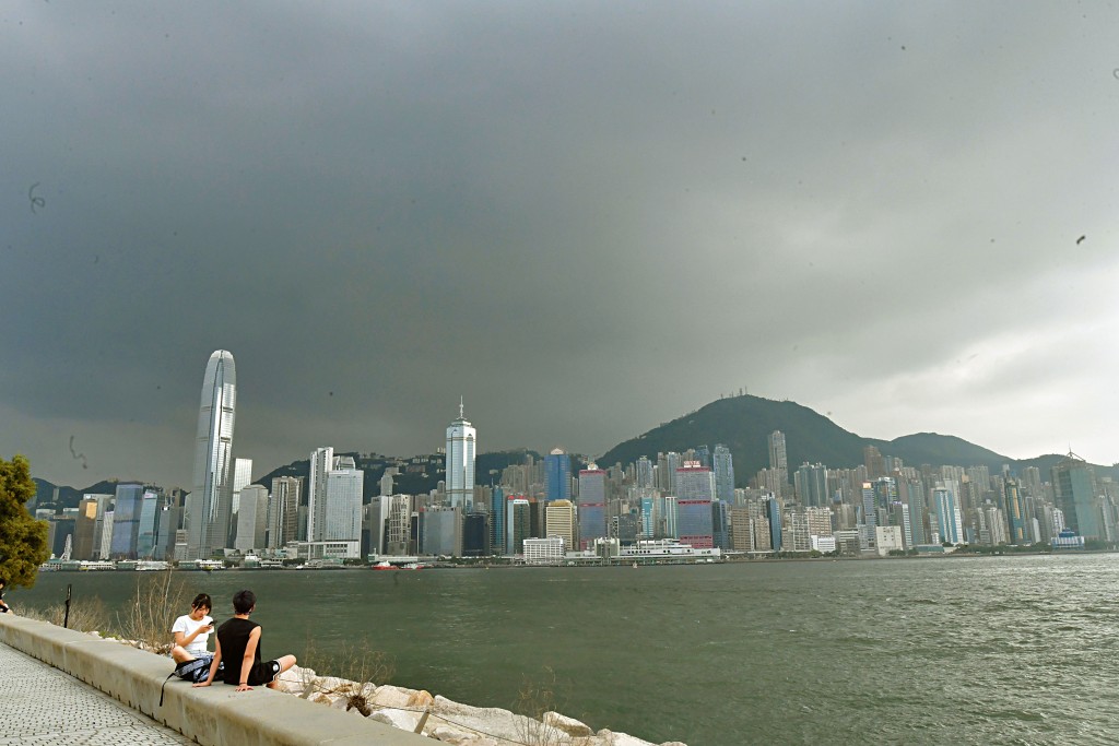 超強颱風「蘇拉」逐漸逼近本港,本港昨日多雲,天氣灰蒙蒙。