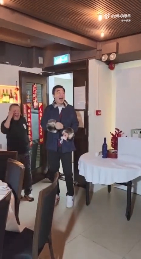 2月时锺镇涛获一班好友惊喜庆祝农历生日。