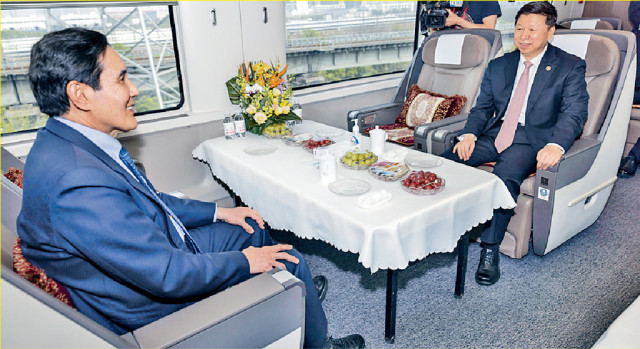 马英九在大陆国台办主任宋涛陪同下，从武汉高铁站搭乘复兴号前往湖南长沙。