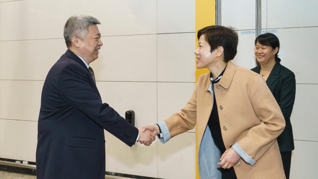 何珮珊(中)與廣州海關關長李全(左)會面。