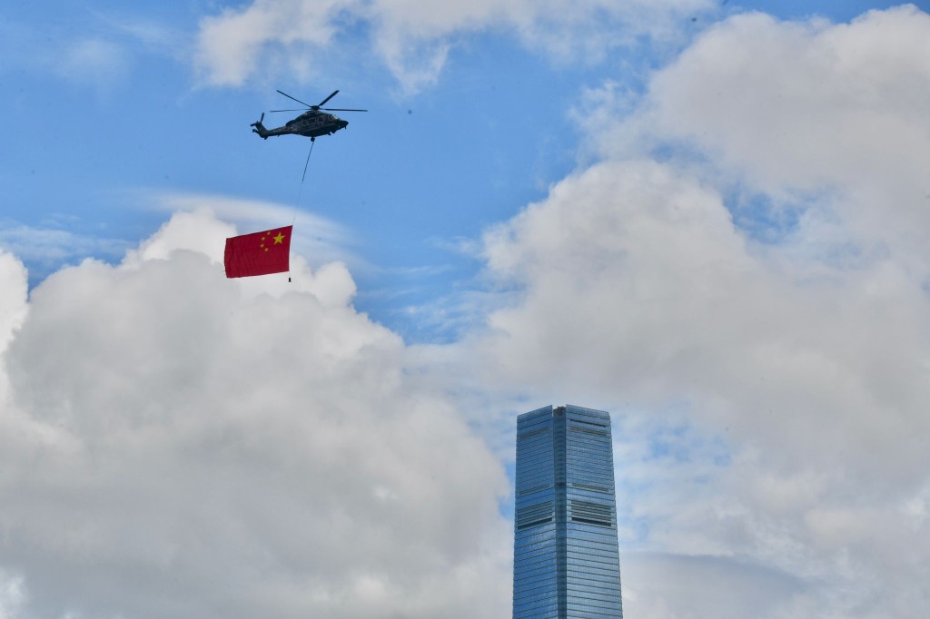 飞行服务队飞越维港庆祝回归。