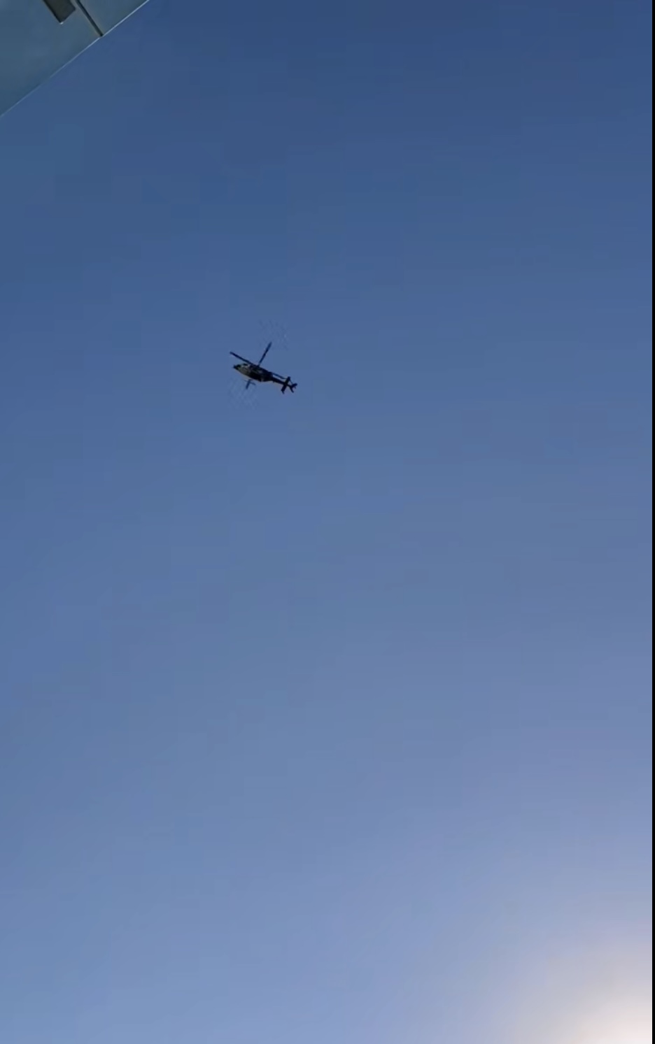 警方直升機出現在商場上空。 X