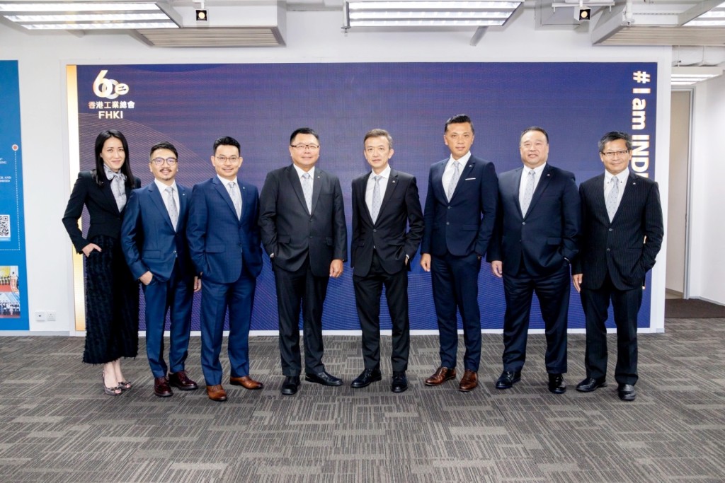 新任工總副主席林世豪(右二)與主席葉中賢(右四)及另外六位副主席合影。