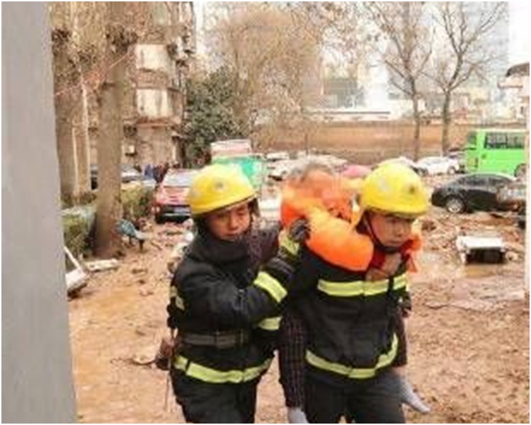 消防将居民救离现场。网图