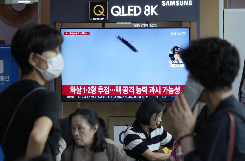 南韓首爾火車站播出北韓發射導彈的消息。美聯社