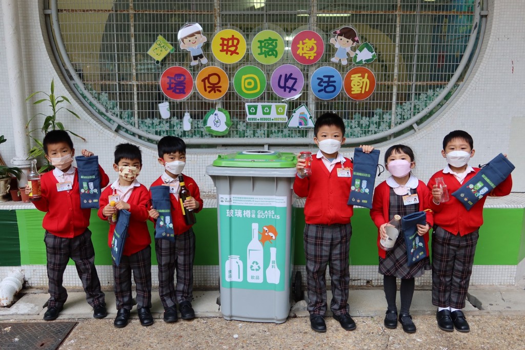 善堂屬校學生都積極參與「玻璃樽回收計劃」。