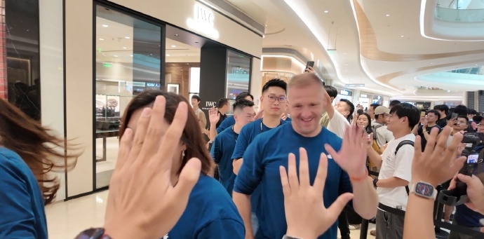 網民分享深圳Apple新店開業情況。