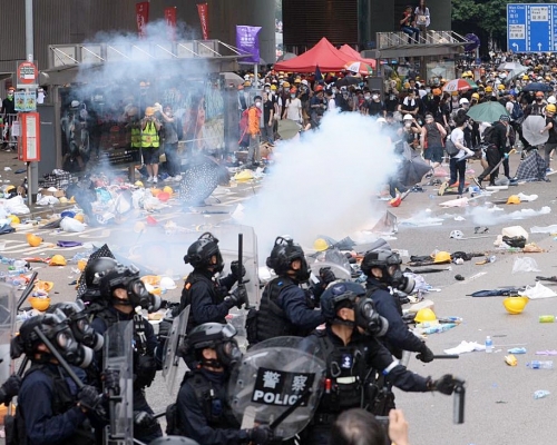 警方與示威者爆發衝突。