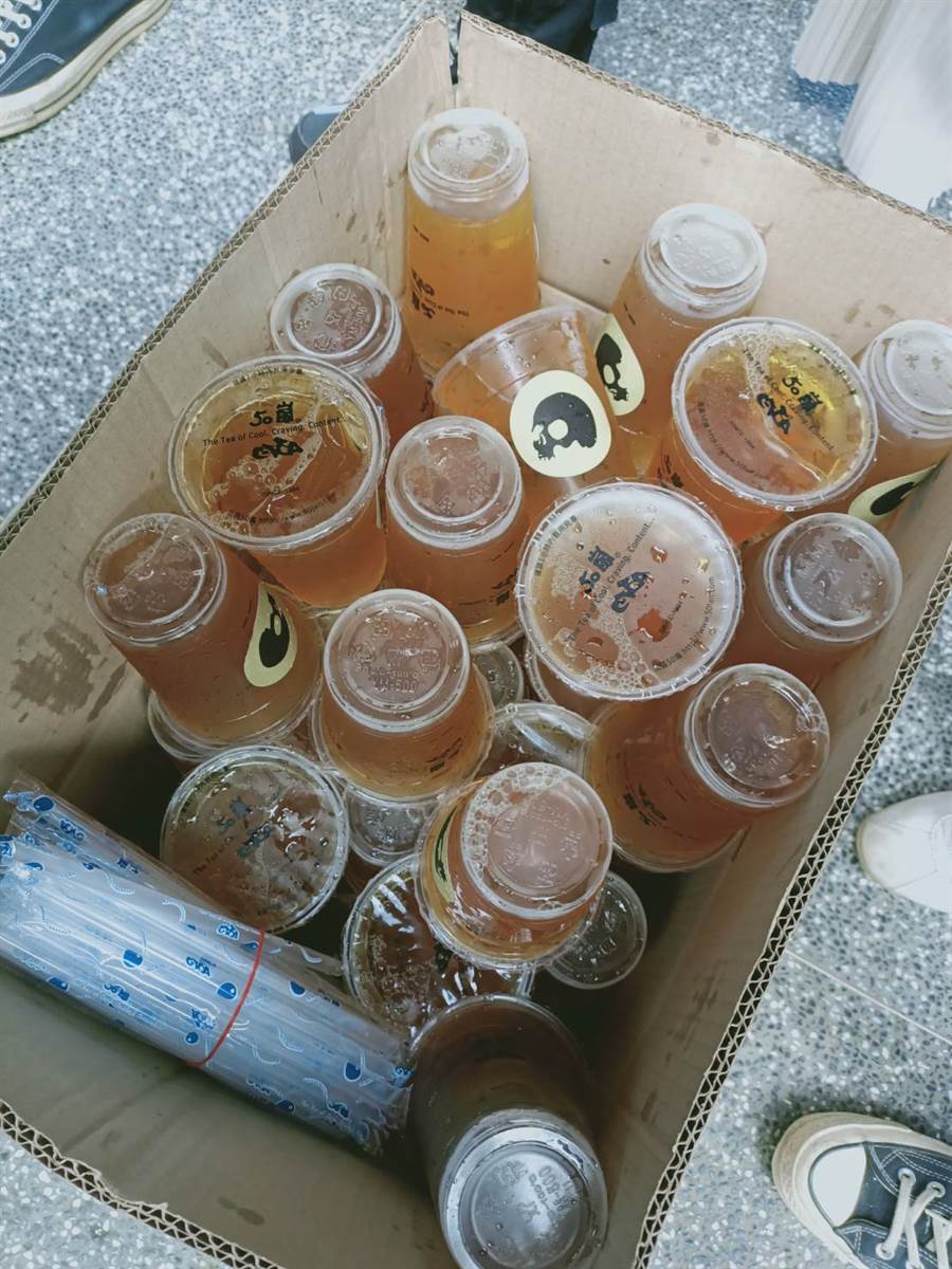 小鬼粉丝后援会提供了700杯饮品，给予等候进场的观众。