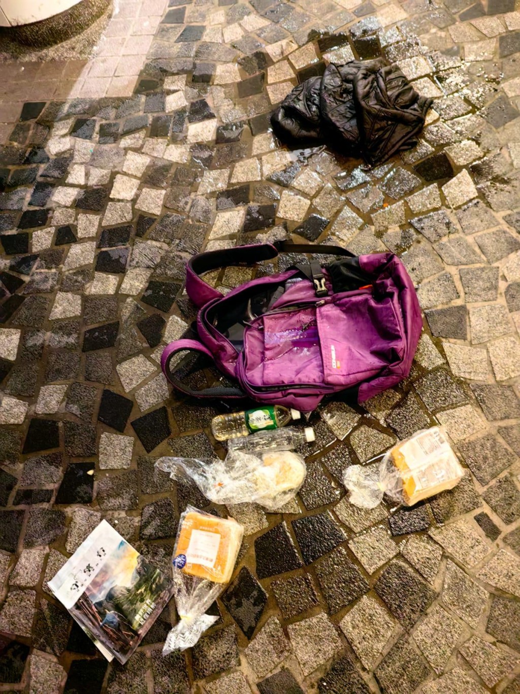死者的背包及其個人財物。警方提供