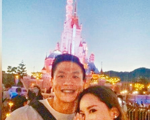李綺雯向着鏡頭展示求婚鑽戒。