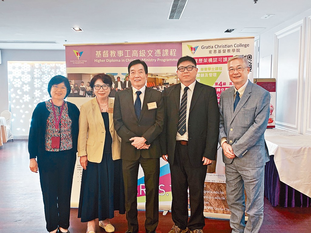 宏恩基督教學院今年首辦「基督教事工高級文憑課程」，校長崔康常（中）對收生感信心，希望提供學習平台。　