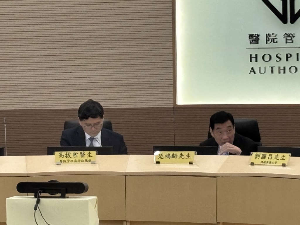 范鴻齡(右)指,發生醫療事故後,除前線員工要負責外,管理層方面,每間醫院的行政總監需要為醫院病人的安全負責。 范鴻齡(右)指,發生醫療事故後,除前線員工要負責外,管理層方面,每間醫院的行政總監需要為醫院病人的安全負責。
