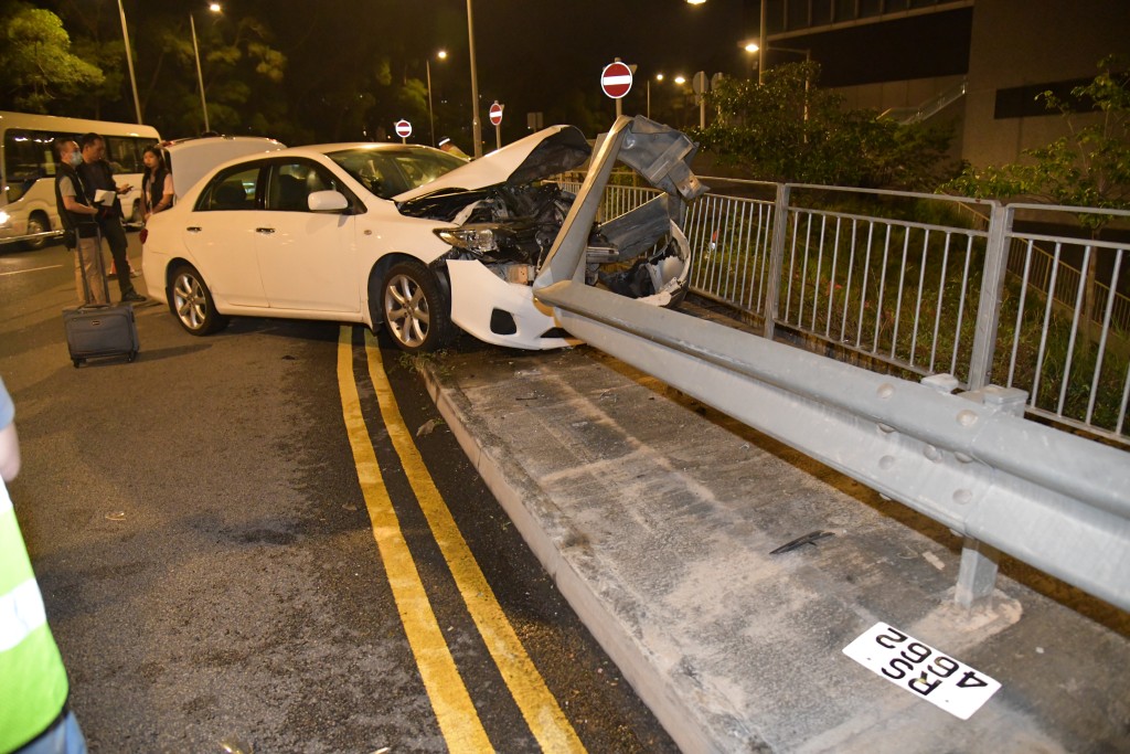 私家車駛至香港中文大學醫院對開一個路壆時失控，衝上行人路，並掃毀1米鐵欄。