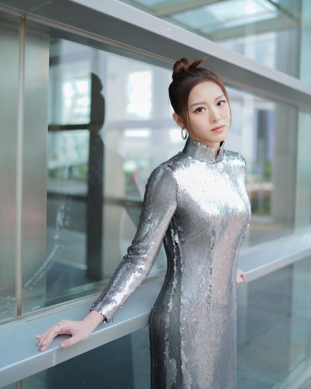 冯盈盈身穿银色闪亮长裙展示S身材。