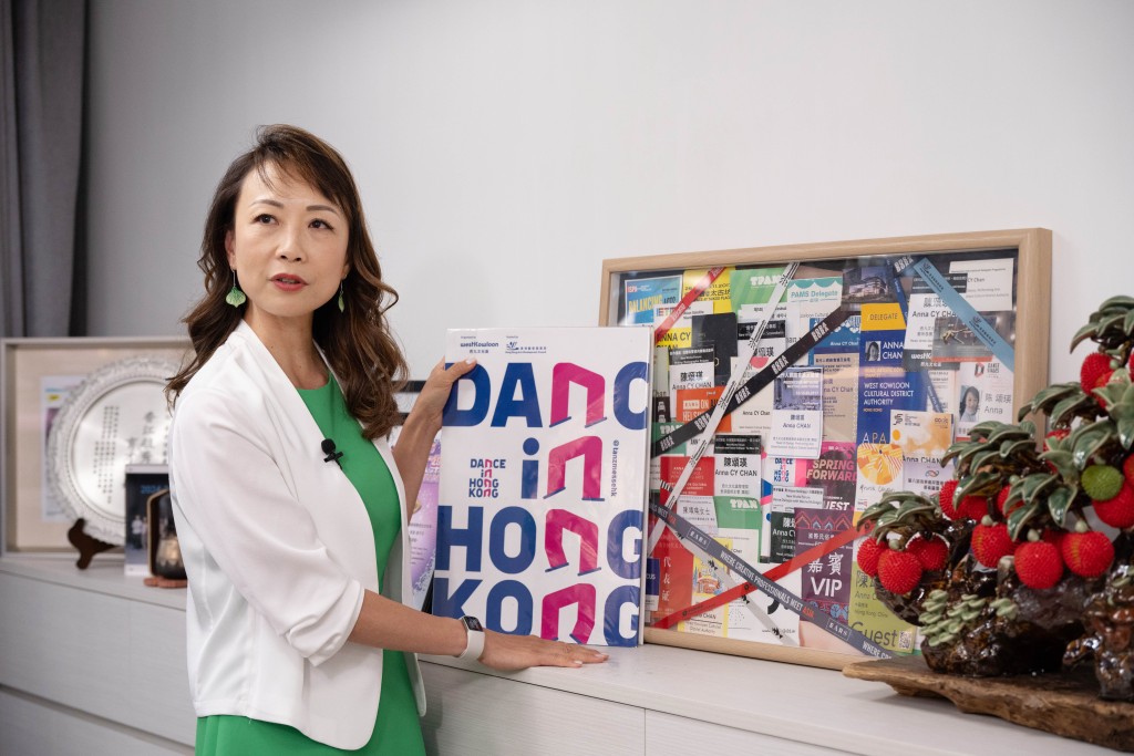 陈颂瑛难忘在世界各地艺术节与博览会留下足迹，带领本港艺术家走进国际舞台。